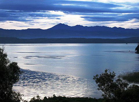 http://www.lakescientist.com/wp-content/uploads/2010/08/Lake_Kivu1.jpg