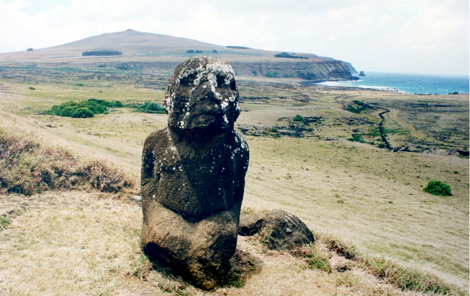 Kneeled-moai-Easter-Island-tukuturi