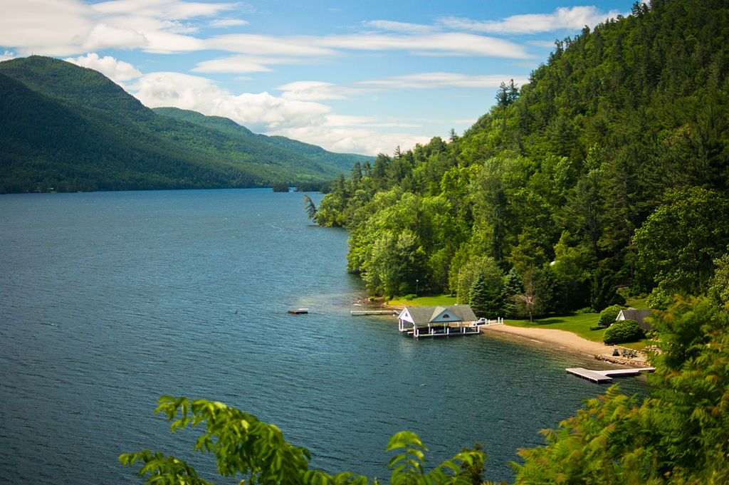 Lake_George_in_The_Adirondack_Mountains