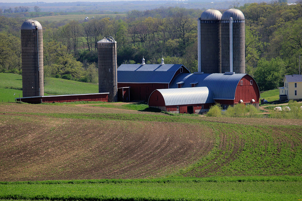 wisconsin-farm-silos-and-barn