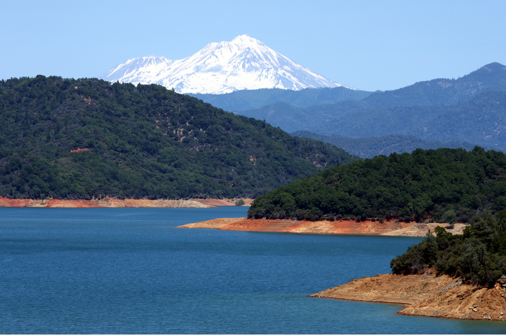 What are California lake's reservoir levels?