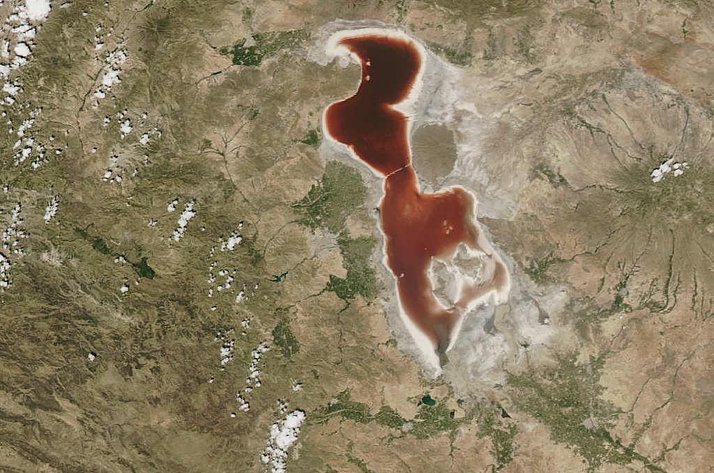 lake urmia turns red