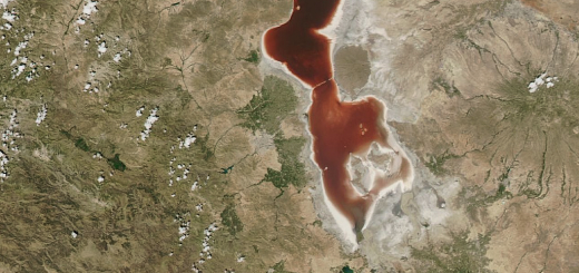 lake urmia turns red